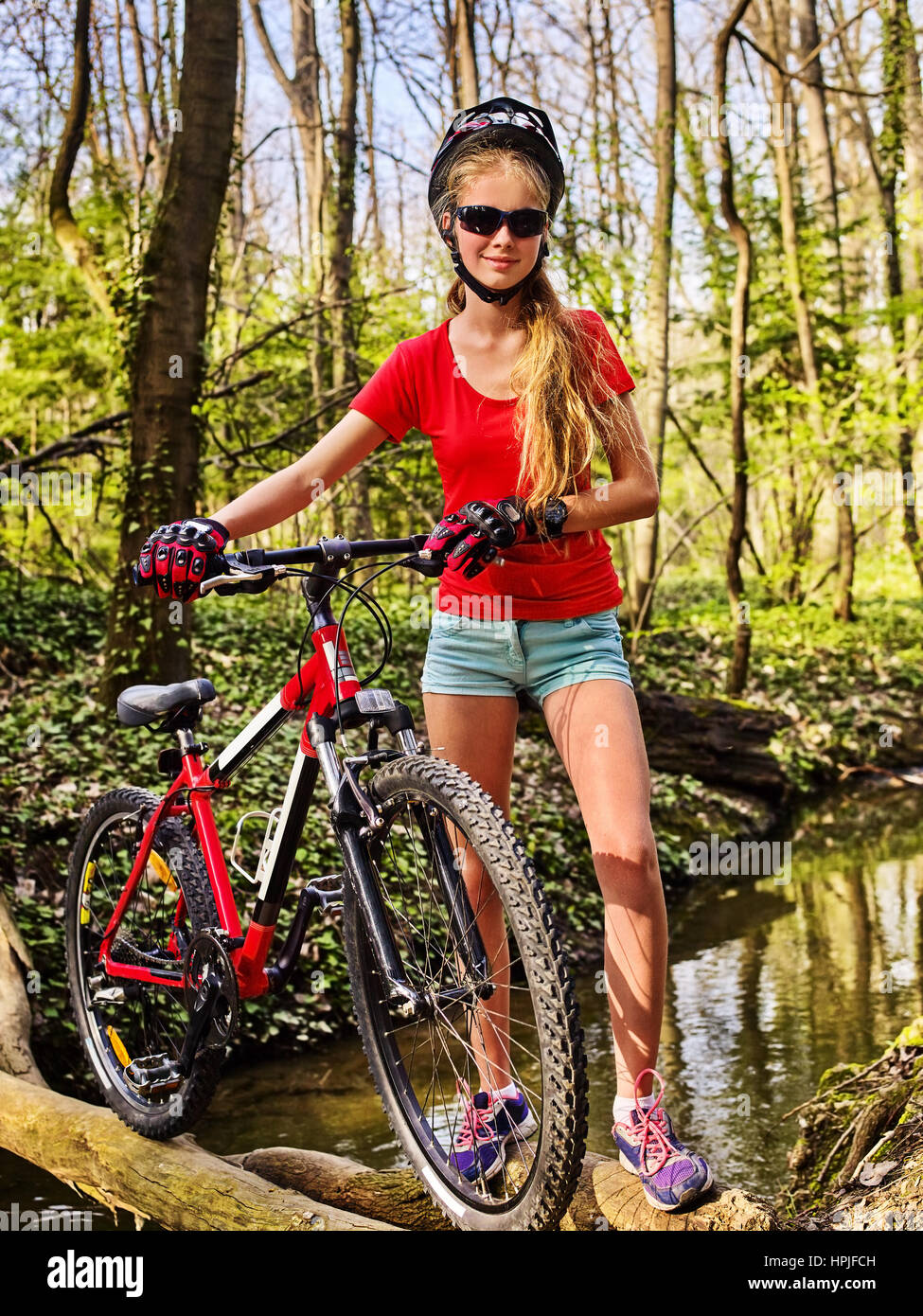 Bicicleta teen con damas bicicletas en verano park. Womens Bicicleta de  carretera para correr Fotografía de stock - Alamy