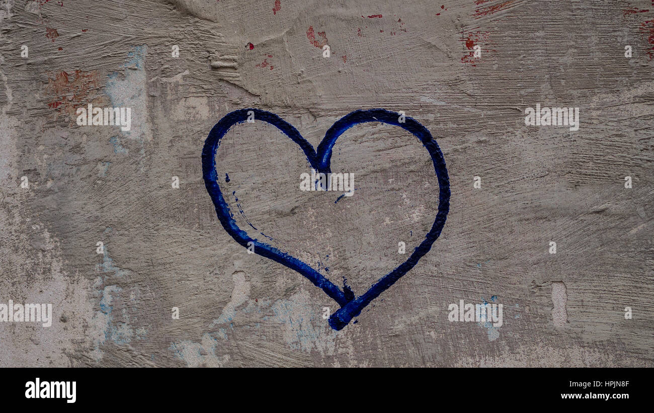 Urban corazón azul pintado en la pared, símbolo. Foto de stock