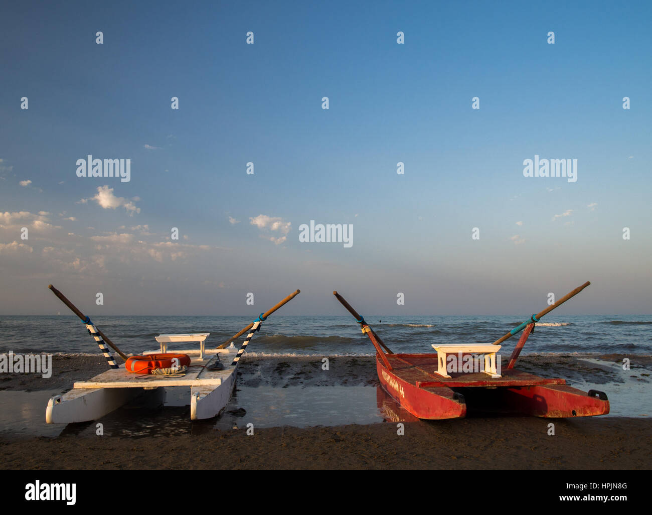 Playa de arena de los botes de rescate en Rimini Beach Foto de stock