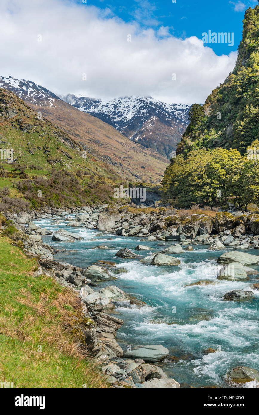 Río Matukituki, el río fluye a través del valle, Parque Nacional Monte aspirantes, Otago, Southland, Nueva Zelanda Foto de stock