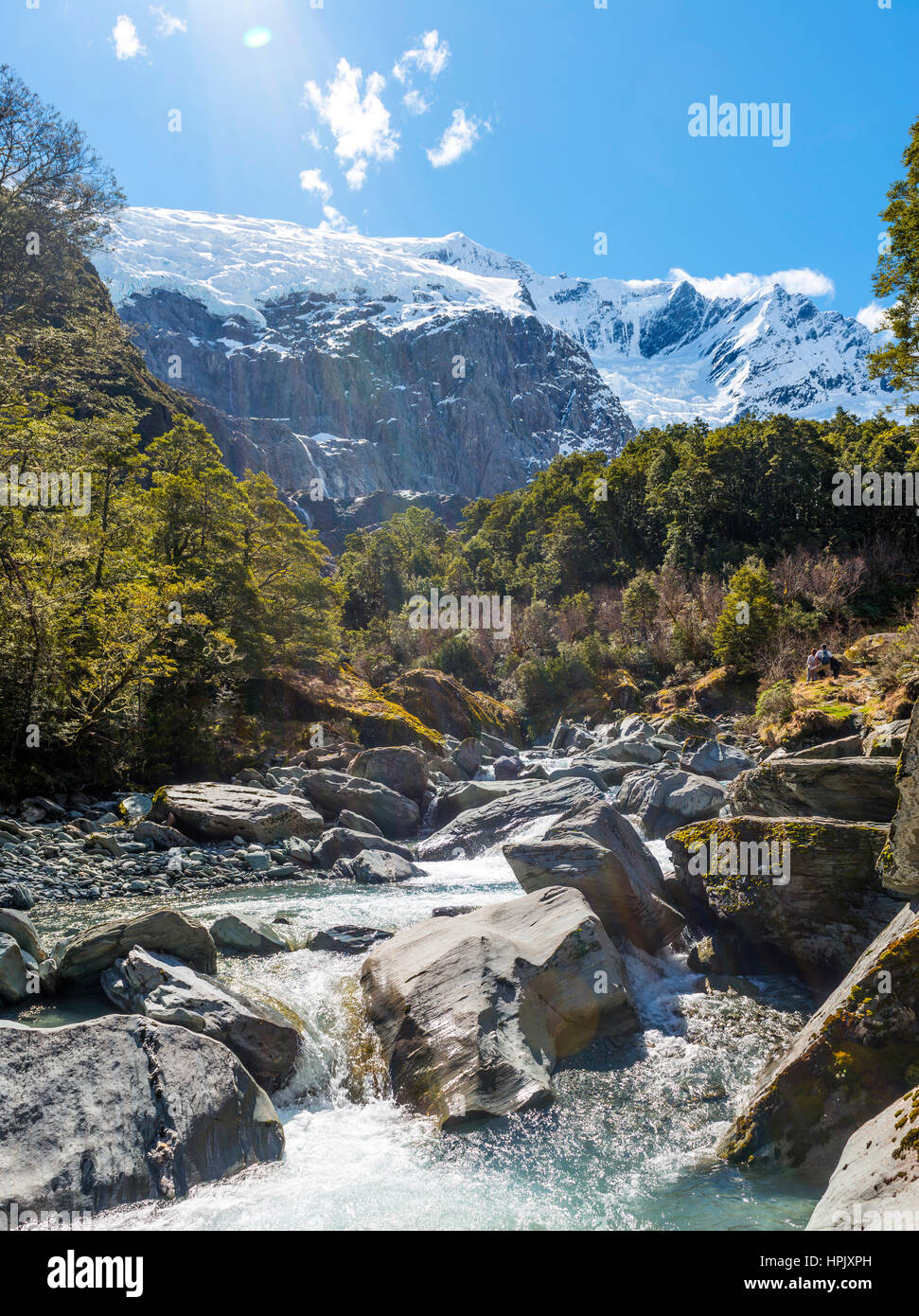 Río que fluye a través de las montañas glaciales, Rob Roy Glaciar, Parque Nacional Monte aspirantes, Otago, Southland, Nueva Zelanda Foto de stock
