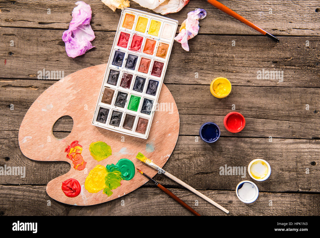 Vista superior de las pinturas, pinceles y paleta de colores en el cuadro  Fotografía de stock - Alamy
