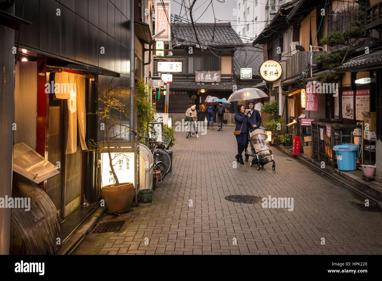 Calle típica escena al atardecer en el distrito Gion, Kioto, Japón Foto de stock