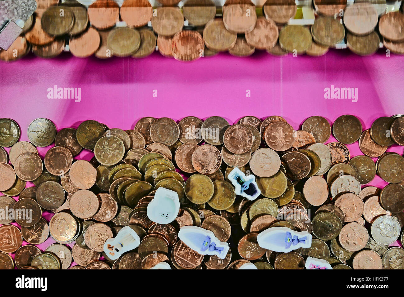 Dos peniques trozos y premios en una ''shove penny arcade game''. Foto de stock