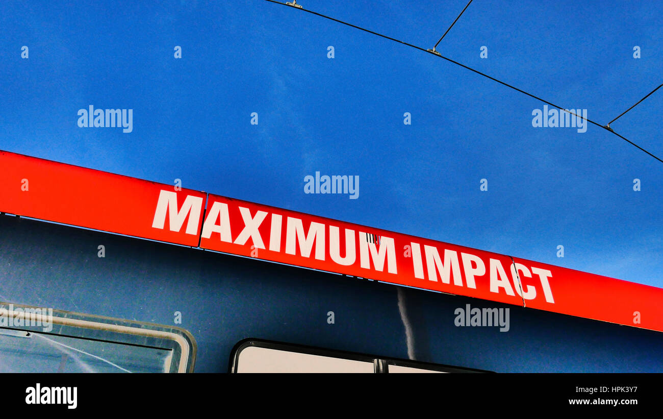 Firmar el máximo impacto en el lateral del tranvía Foto de stock