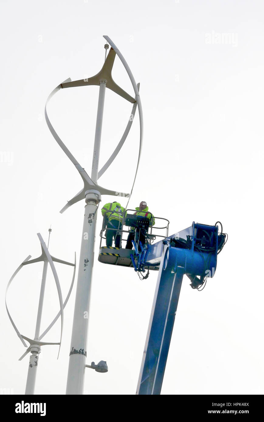 Trabajos de mantenimiento en el aerogenerador de eje vertical, Lancashire, Reino Unido Foto de stock