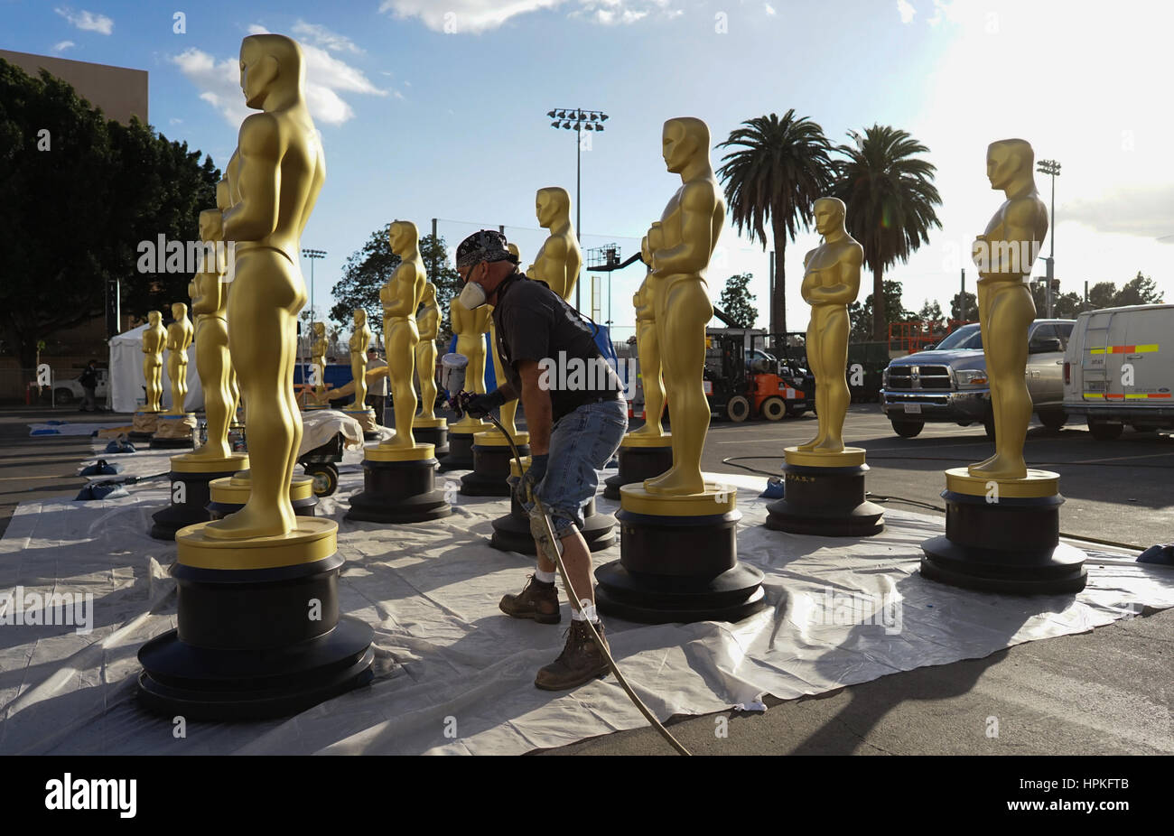 Los Angeles, Estados Unidos. 22 Feb, 2017. Las estatuas de los Oscar se observan durante los preparativos para la 89ª Premios de la Academia de Hollywood, Los Angeles, Estados Unidos, 22 de febrero de 2017. Los 89º Premios de la Academia, o 'Oscars', se celebrará el 26 de febrero. Crédito: Yang Lei/Xinhua/Alamy Live News Foto de stock