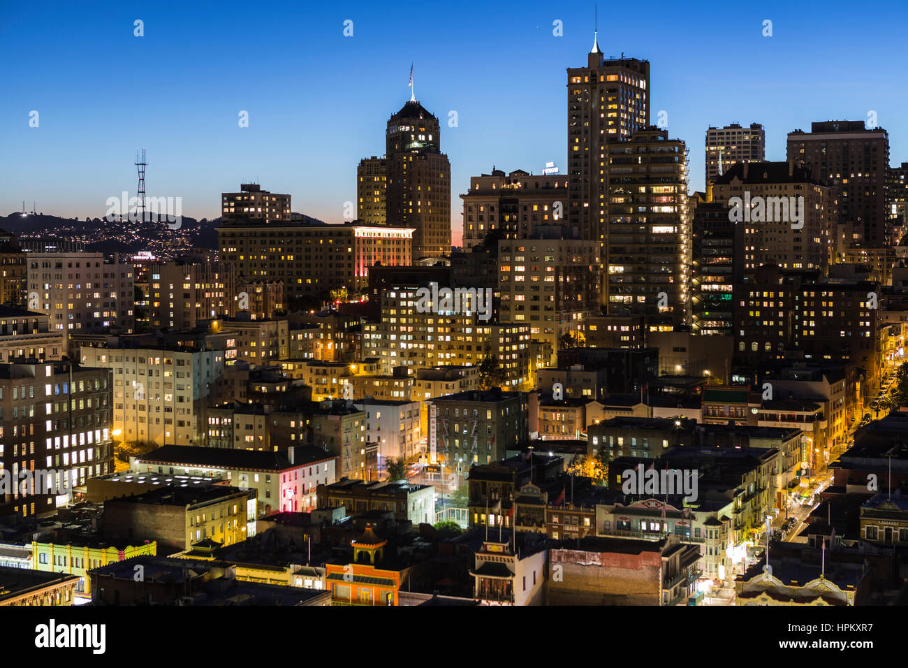 San Francisco, California, EE.UU. - Enero 13, 2013: Editorial atardecer vista de Chinatown y Nob Hill, en el centro de San Francisco. Foto de stock