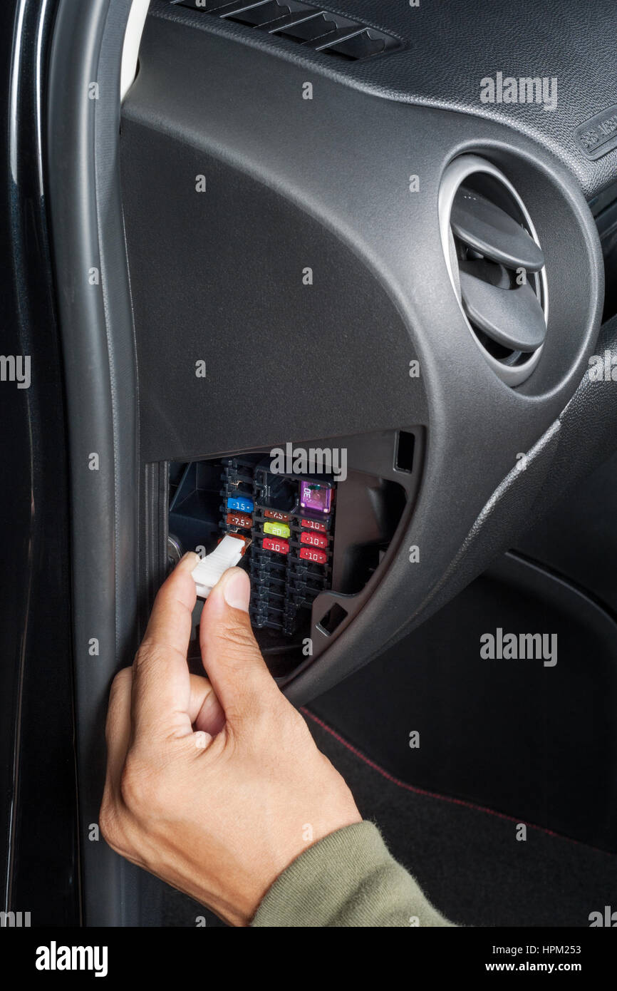 Sustituir el fusible en la caja de fusibles del coche Fotografía de stock -  Alamy