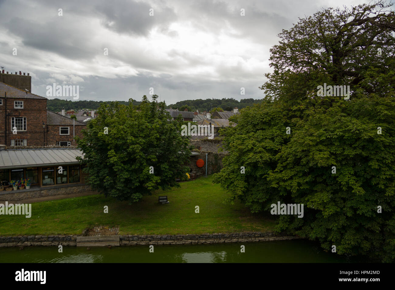 Beaumaris Castle y la playa, en la isla de Anglesey, al norte de Gales, Reino Unido Foto de stock