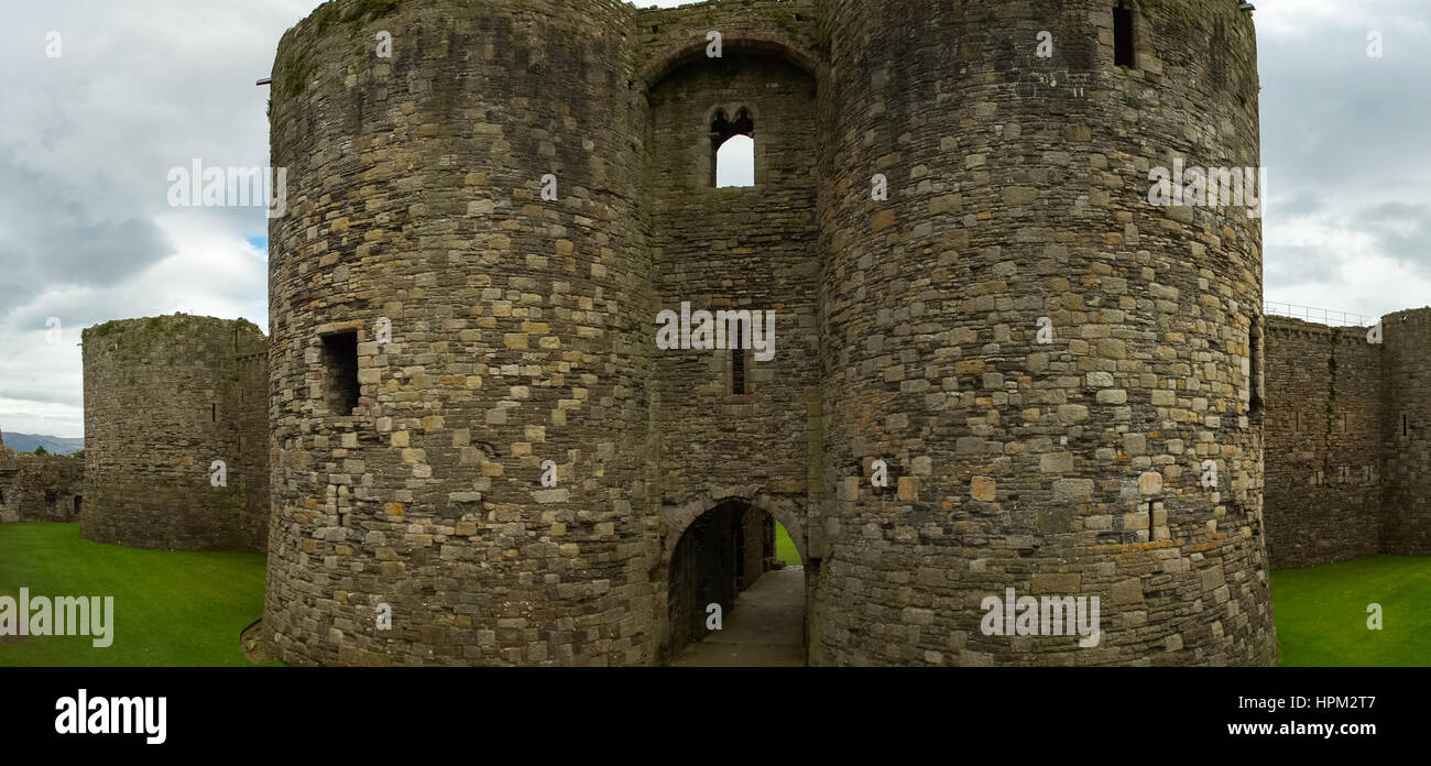 Beaumaris Castle y la playa, en la isla de Anglesey, al norte de Gales, Reino Unido Foto de stock