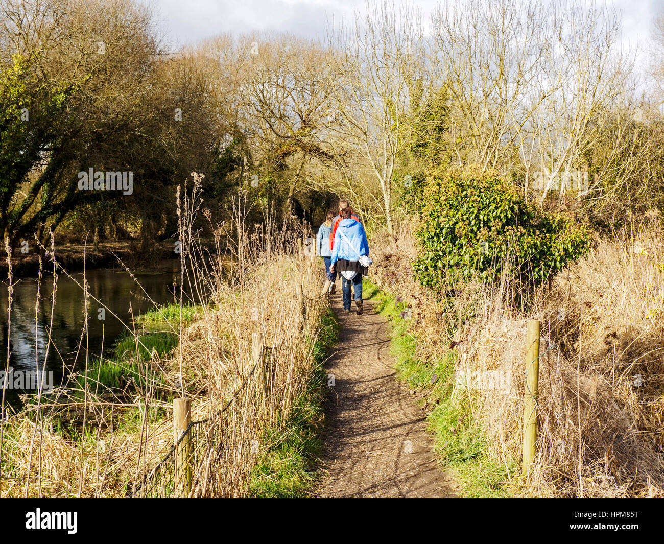 Caminantes en el camino de Itchen Hockley cerca de Winchester. Esta ruta también forma parte del valle de campos a pie. Foto de stock