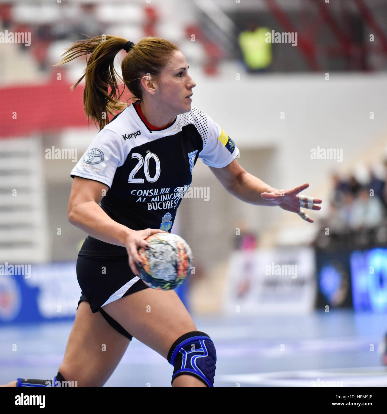 Noviembre 20, 2015: Carmen Martín de CSM Bucarest en acción durante la  mujer de la Federación Europea de balonmano (EHF) de la Liga de Campeones  entre CSM Bucarest (ROU) vs IK Savehof (