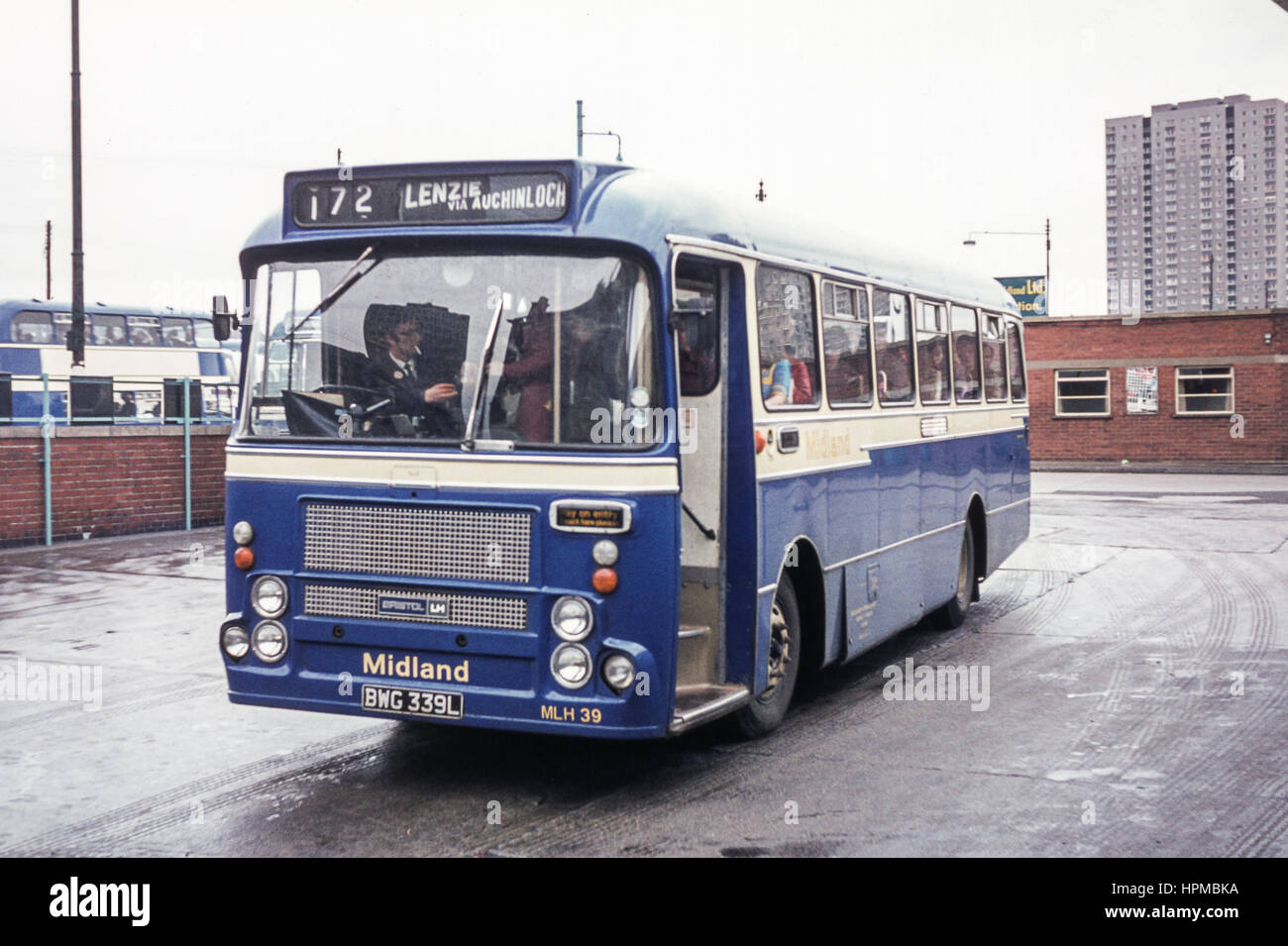 Escocia, Reino Unido - 1973: Vintage imagen del bus. Alexander (Midland) Bristol LH6P MLH39 (número de registro BWG 339L). La imagen muestra el pasajero paga el conductor. Foto de stock