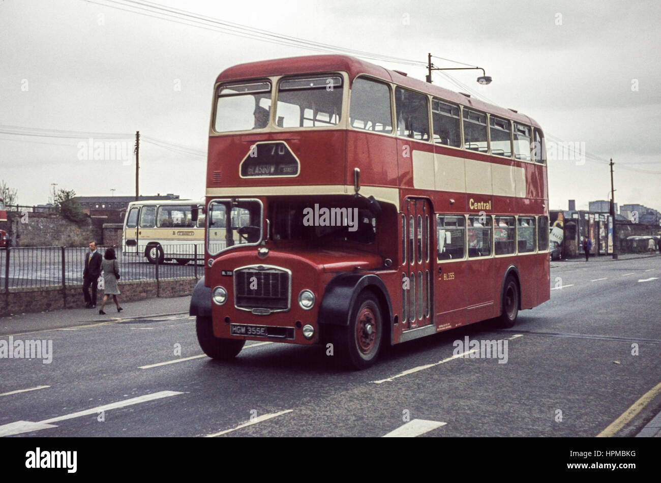 Escocia, Reino Unido - 1973: Vintage imagen de autobús en carretera. SMT Central FLF6G/ECW BL355 (número de registro HGM 355E). Foto de stock