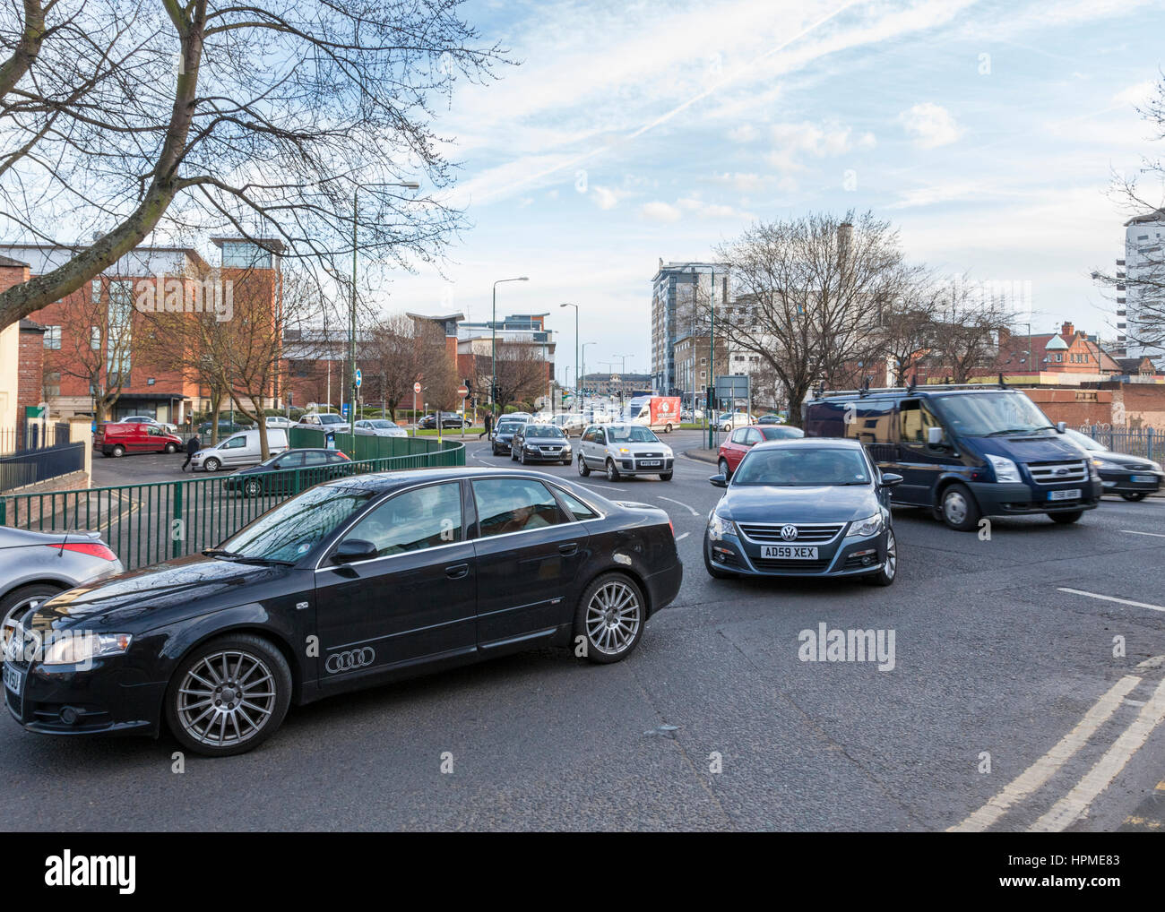 El tráfico lento del tráfico en una calle de la ciudad, Nottingham, Inglaterra, Reino Unido. Foto de stock