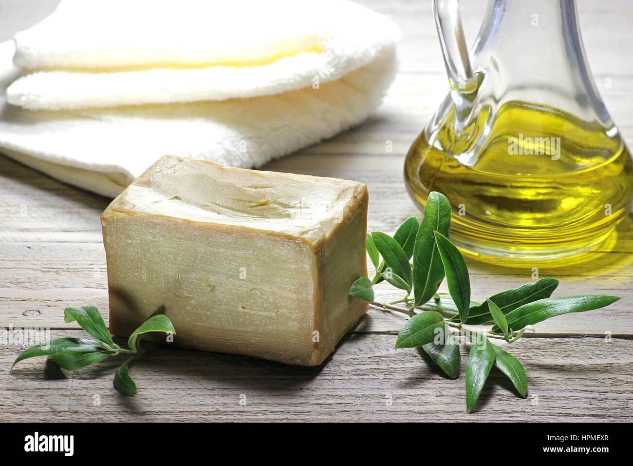 A base de aceite de oliva jabón cortado a mano sobre fondo de madera Foto de stock