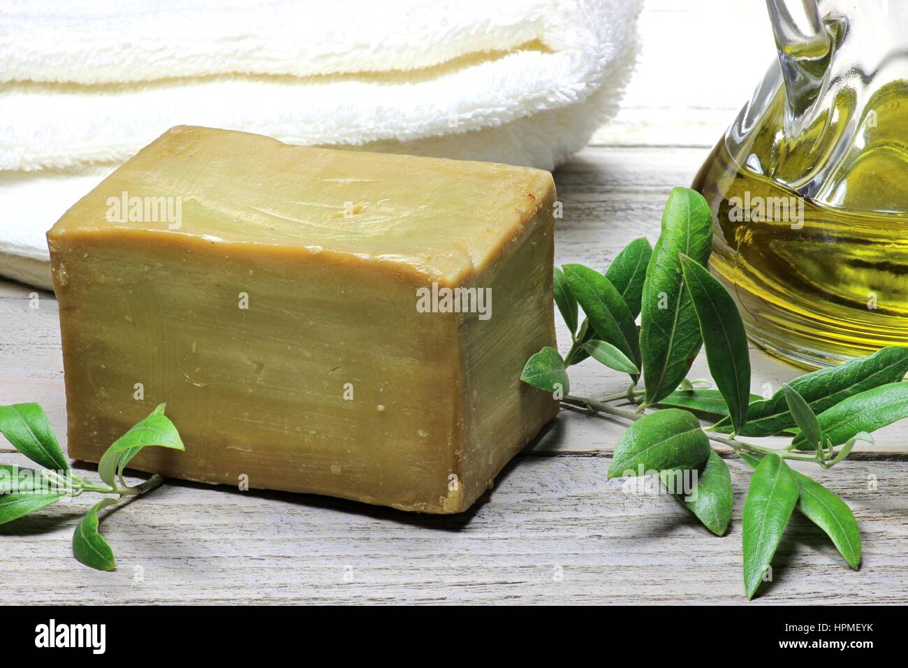 A base de aceite de oliva jabón cortado a mano sobre fondo de madera Foto de stock