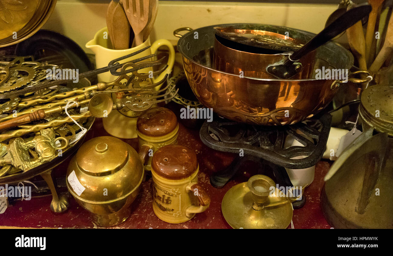 El cobre y otros objetos antiguos Foto de stock