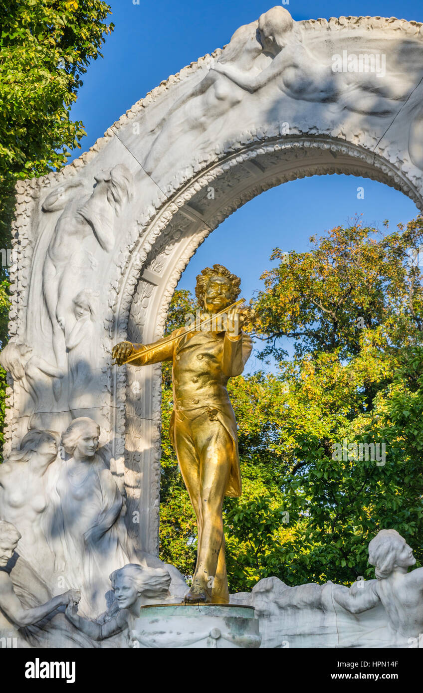 Austria, Viena, el Stadtpark (Parque de la ciudad), el monumento de bronce giled de Johann Strauß II con alivio de mármol Foto de stock