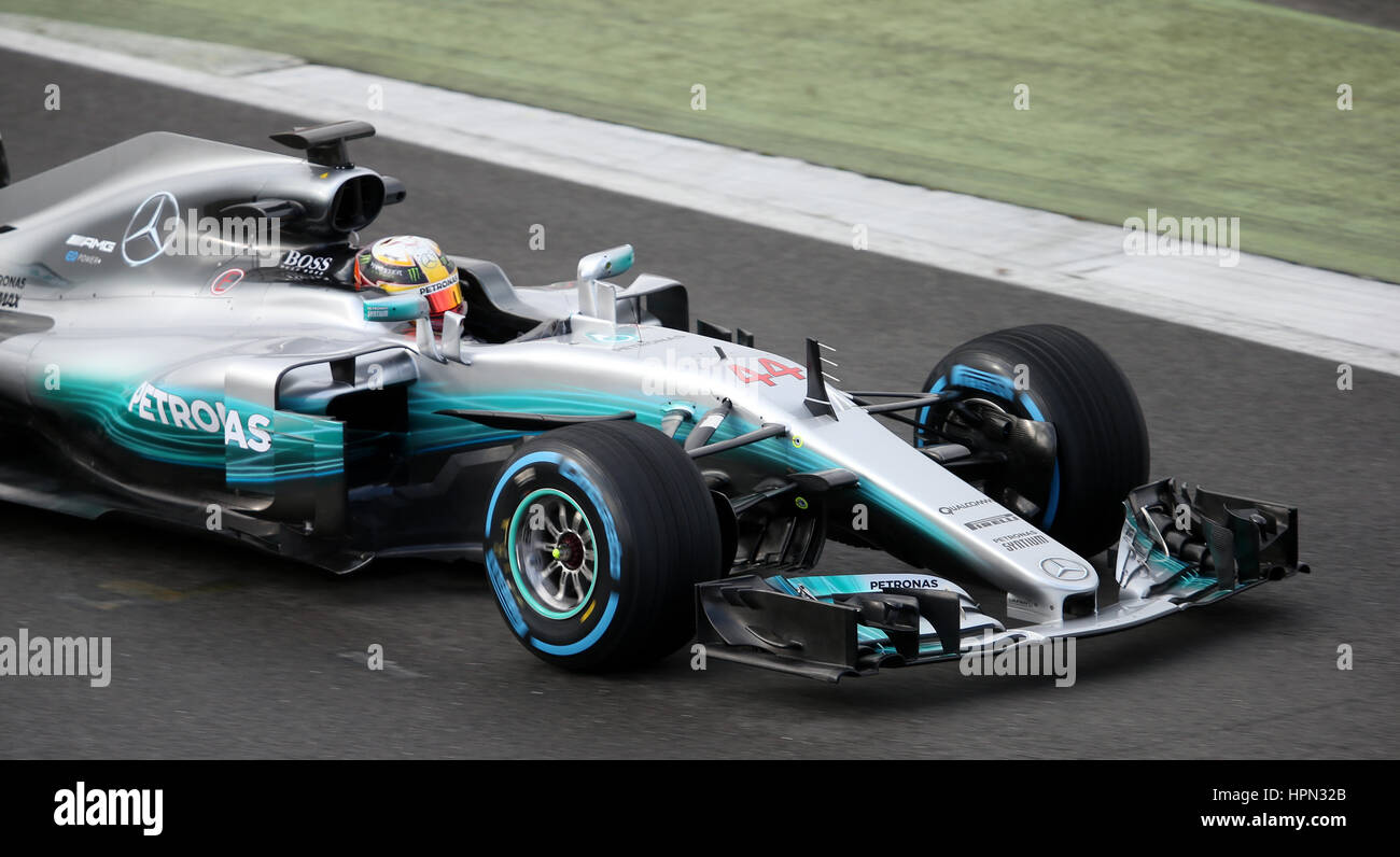 Lewis Hamilton en el nuevo Mercedes W08 de coches de Fórmula Uno durante el  Mercedes-AMG 2017 Coche en Silverstone, lanzamiento de Towcester Fotografía  de stock - Alamy