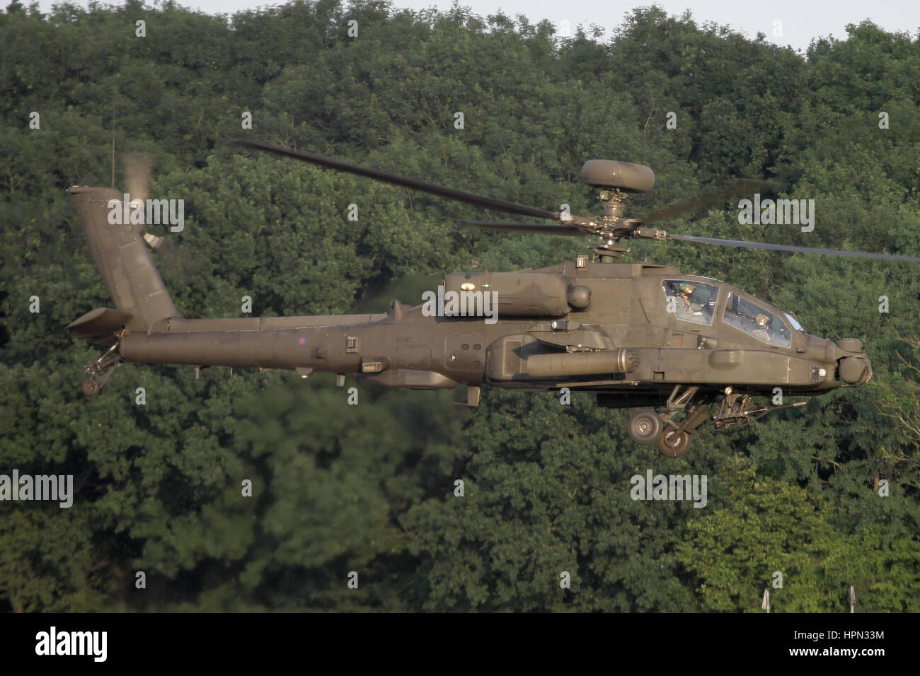 Ejército del Aire basado en Wattisham WAH-64 Apache AH1 excediendo la pista e ir alrededor de otro circuito. Foto de stock