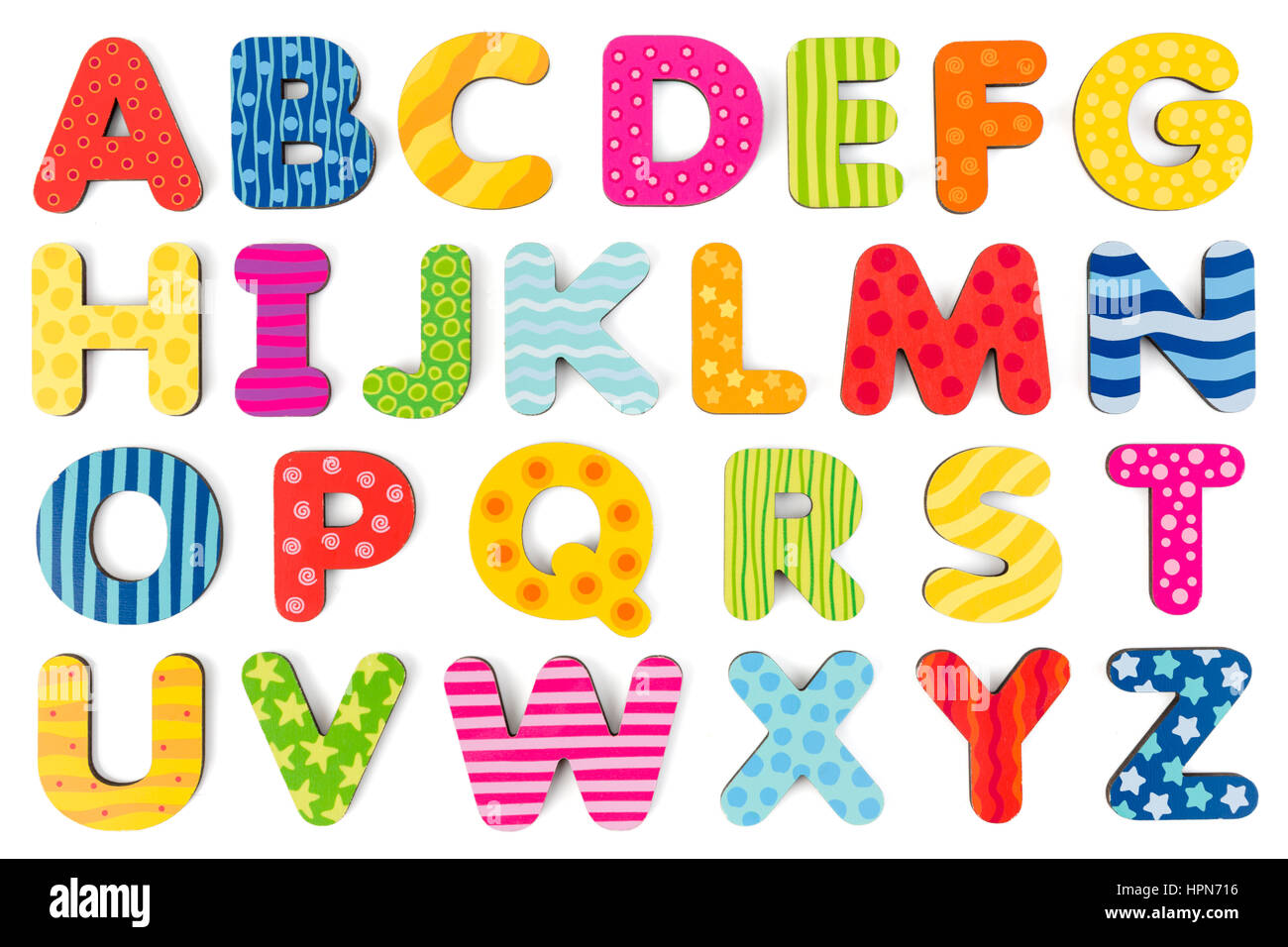 Las letras del abecedario de madera de colores sobre un fondo blanco foto  de estudio Fotografía de stock - Alamy