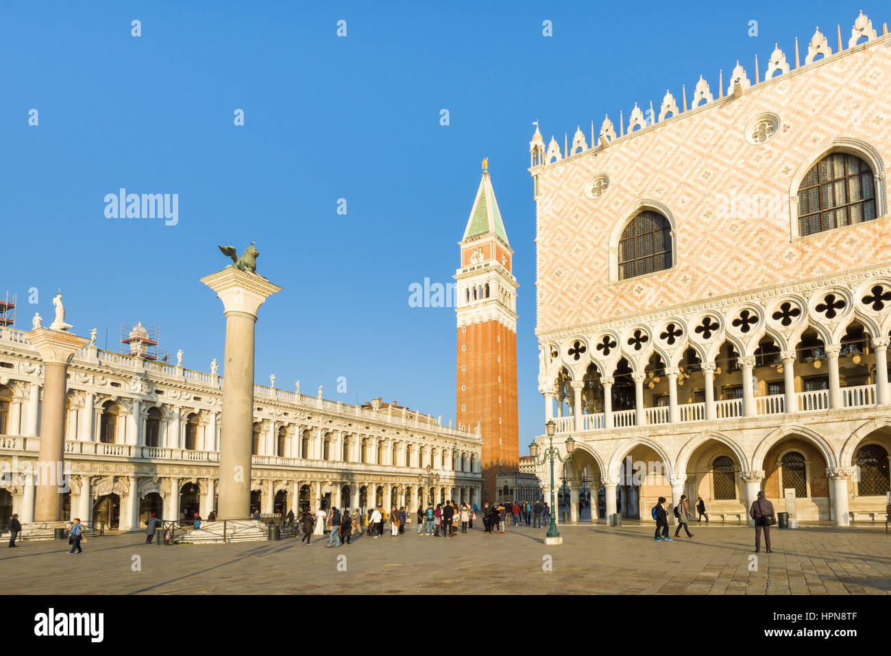 La entrada a la Plaza de San Marcos en Venecia, Italia, puede ser visto con el Palacio Ducal y el Campanile di San Marco, como turistas de pie en la squar Foto de stock