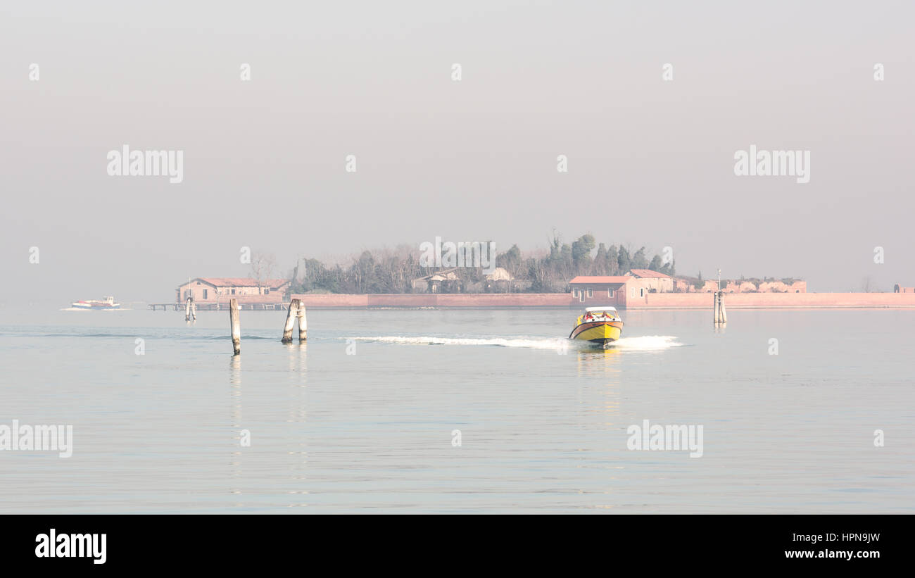 Una ambulancia de agua es visto viajando entre las islas frente a la costa de Venecia, Italia Foto de stock