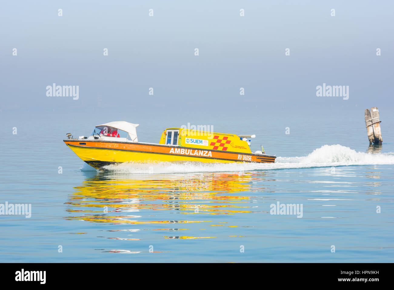Una ambulancia de agua es visto viajando entre las islas frente a la costa de Venecia, Italia Foto de stock