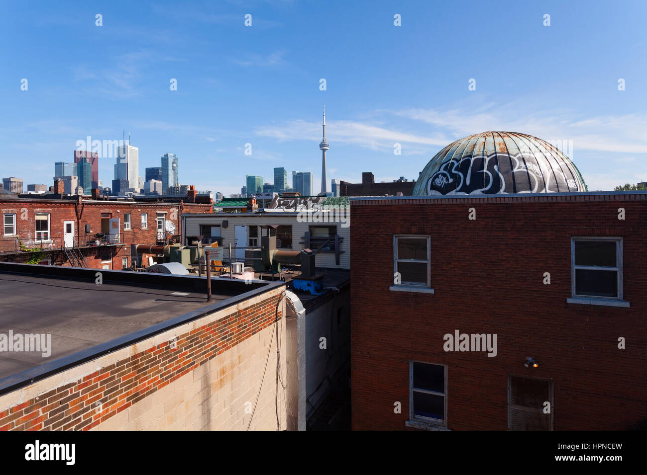 El centro de Toronto skyline como se ve desde el mercado de Kensington. Toronto, Ontario, Canadá. Foto de stock