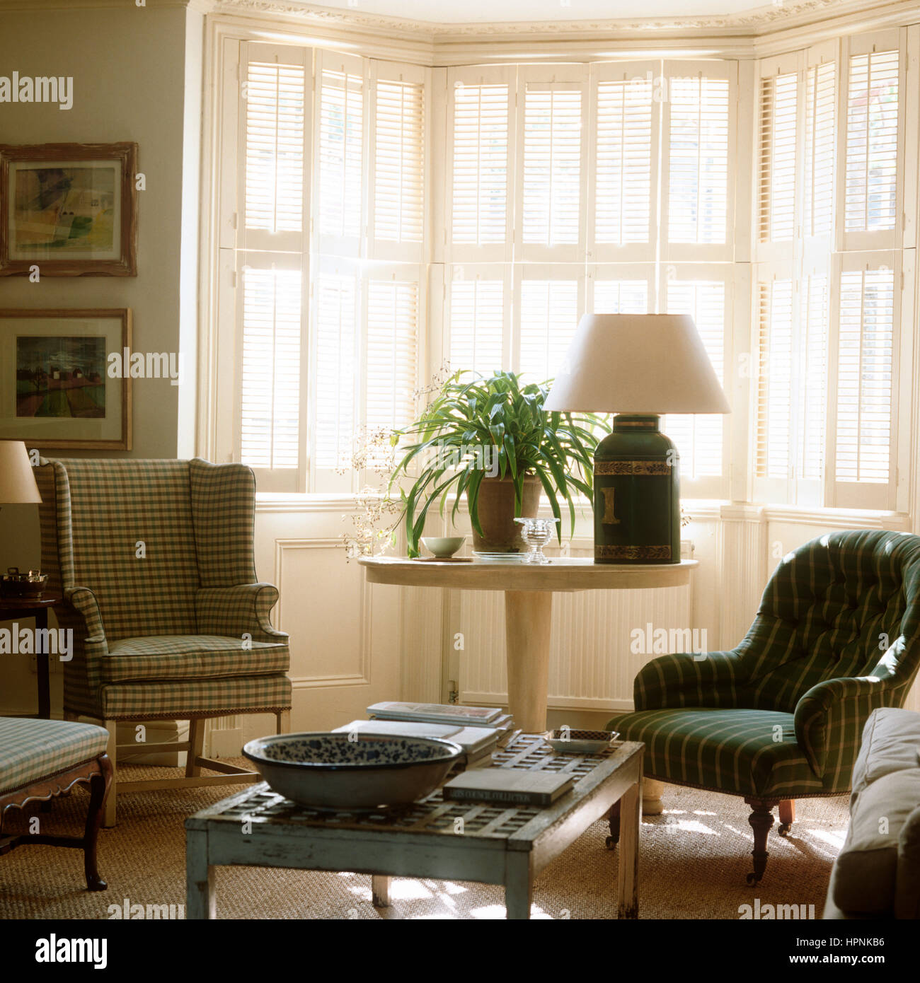 Un salón con persianas de la ventana. Foto de stock