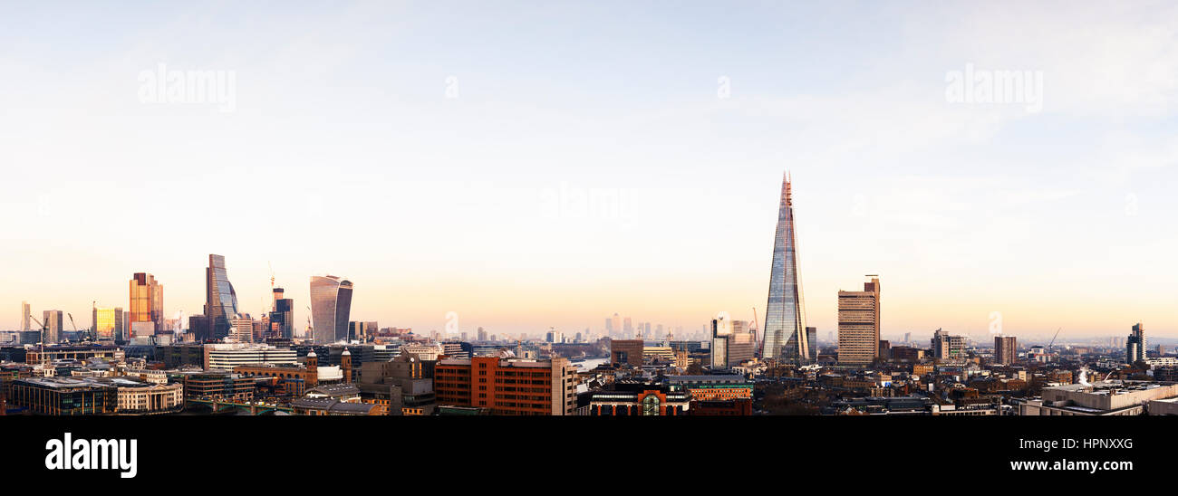 El horizonte de la ciudad al atardecer con vista panorámica de la Shard y el distrito financiero, Londres, Reino Unido. Foto de stock