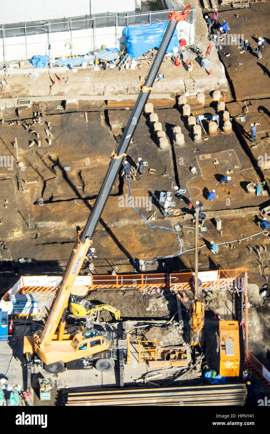 Vista aérea de obreros de la construcción en una obra en construcción en Tokio, Japón. Foto de stock