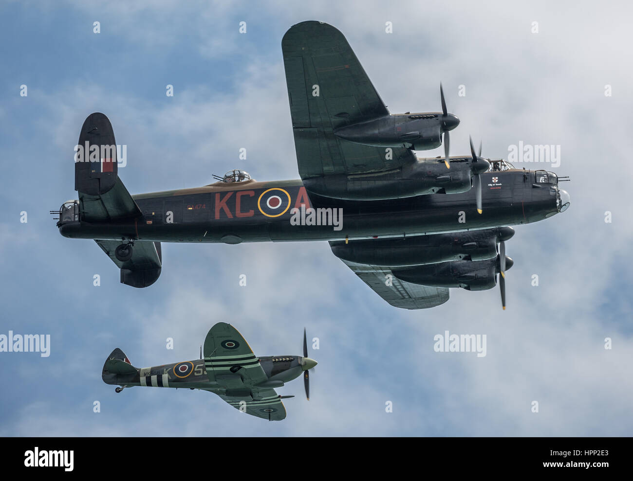 Batalla de la Real Fuerza Aérea de Gran Bretaña Memorial Flight Avro Lancaster y el Supermarine Spitfire Foto de stock