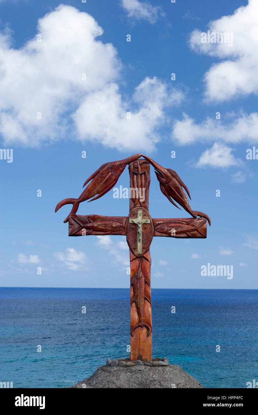 Monumento a los pescadores, una cruz cristiana de madera decorada con peces tallados en la costa de la Isla de Pascua Foto de stock