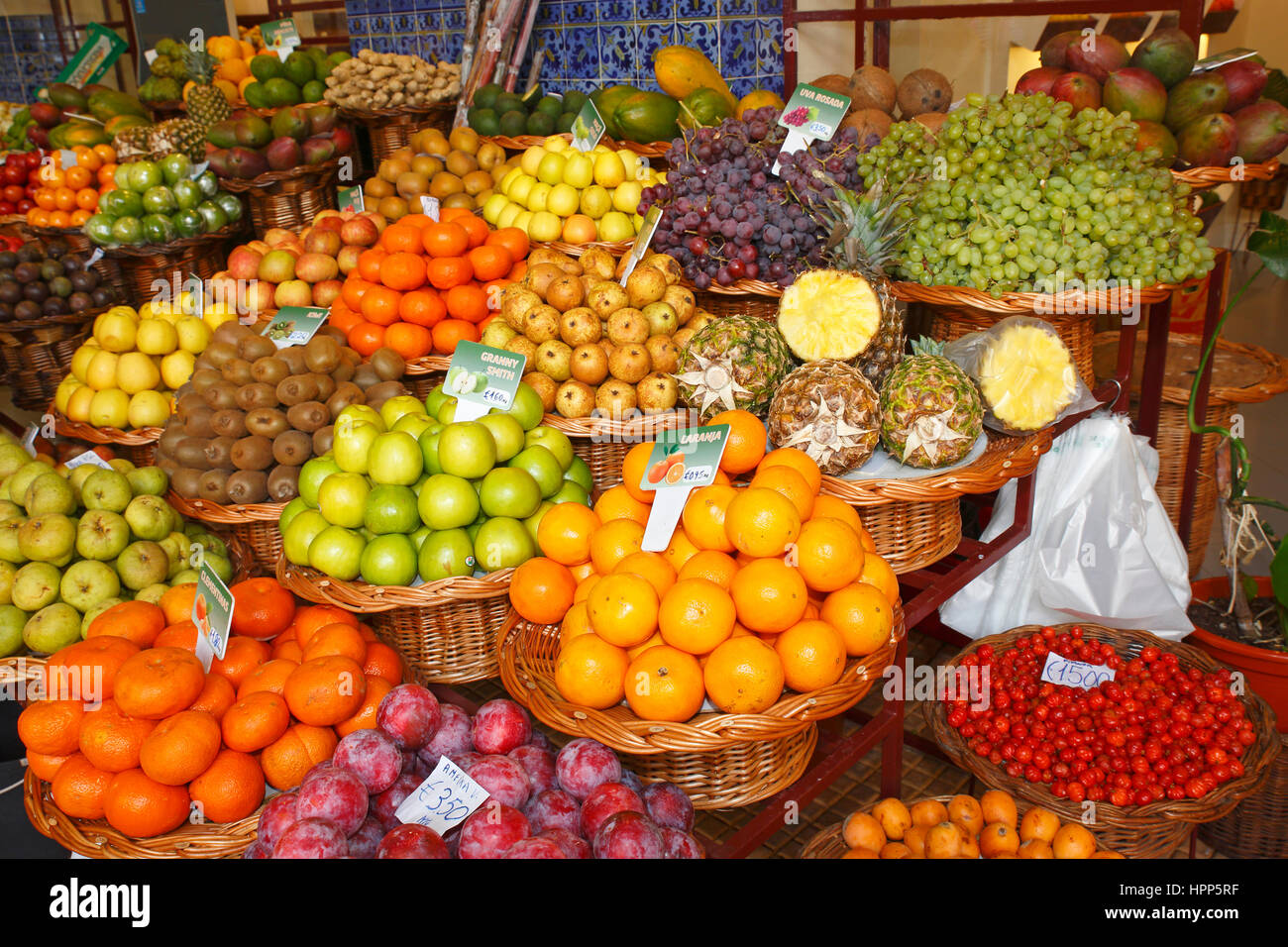 Puesto de frutas con diferentes frutas, Market Hall, Funchal, Madeira, Portugal Foto de stock