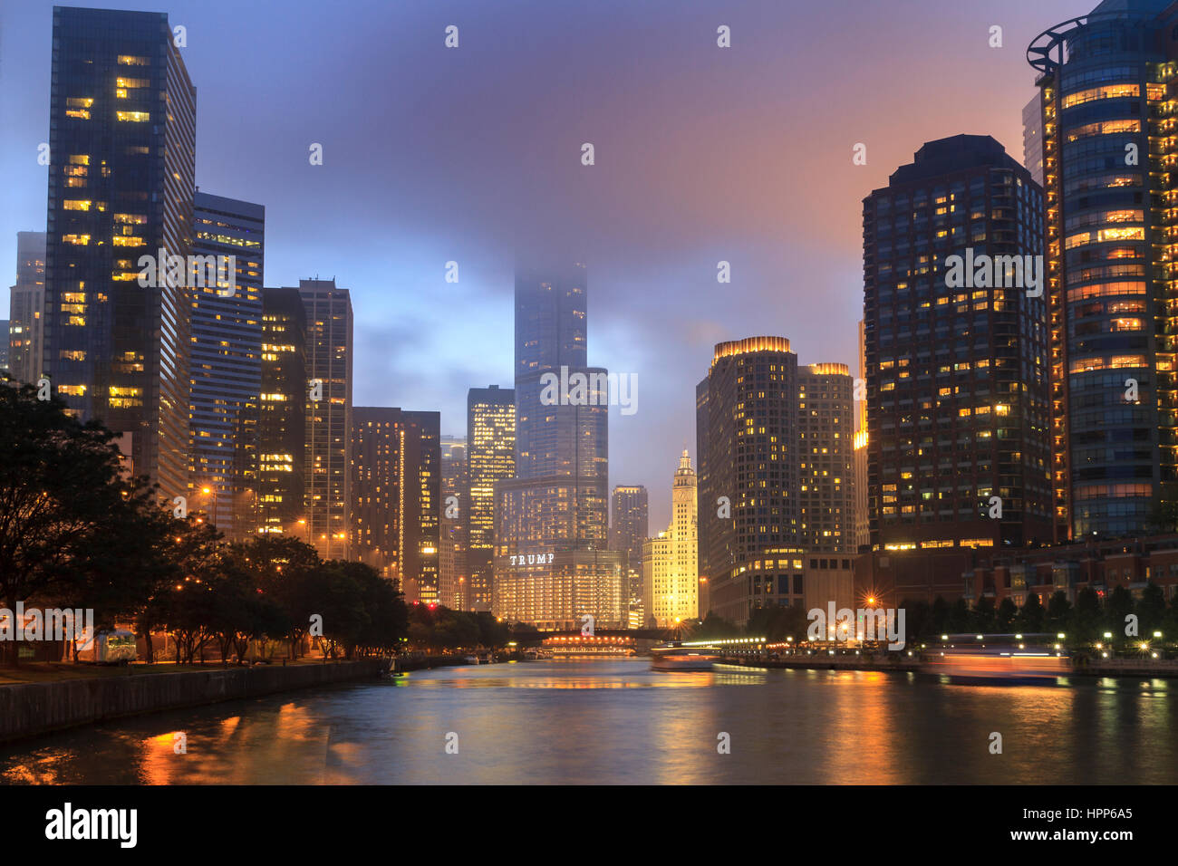 Río Chicago, Trump Tower, rascacielos, al anochecer, Chicago, Illinois, EE.UU. Foto de stock