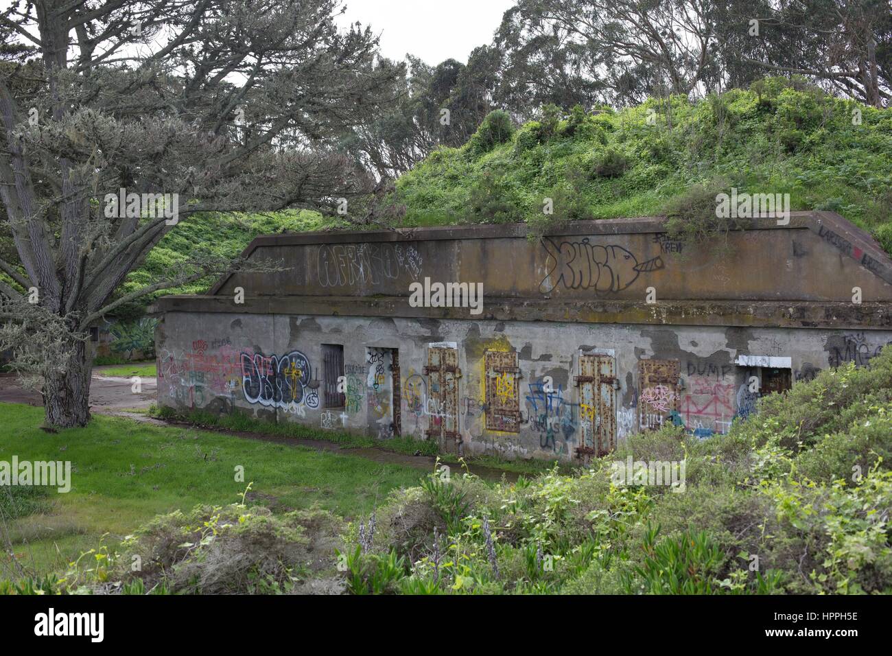 Graffiti cubre un puesto militar abandonado en Marin, CA, EE.UU. Foto de stock