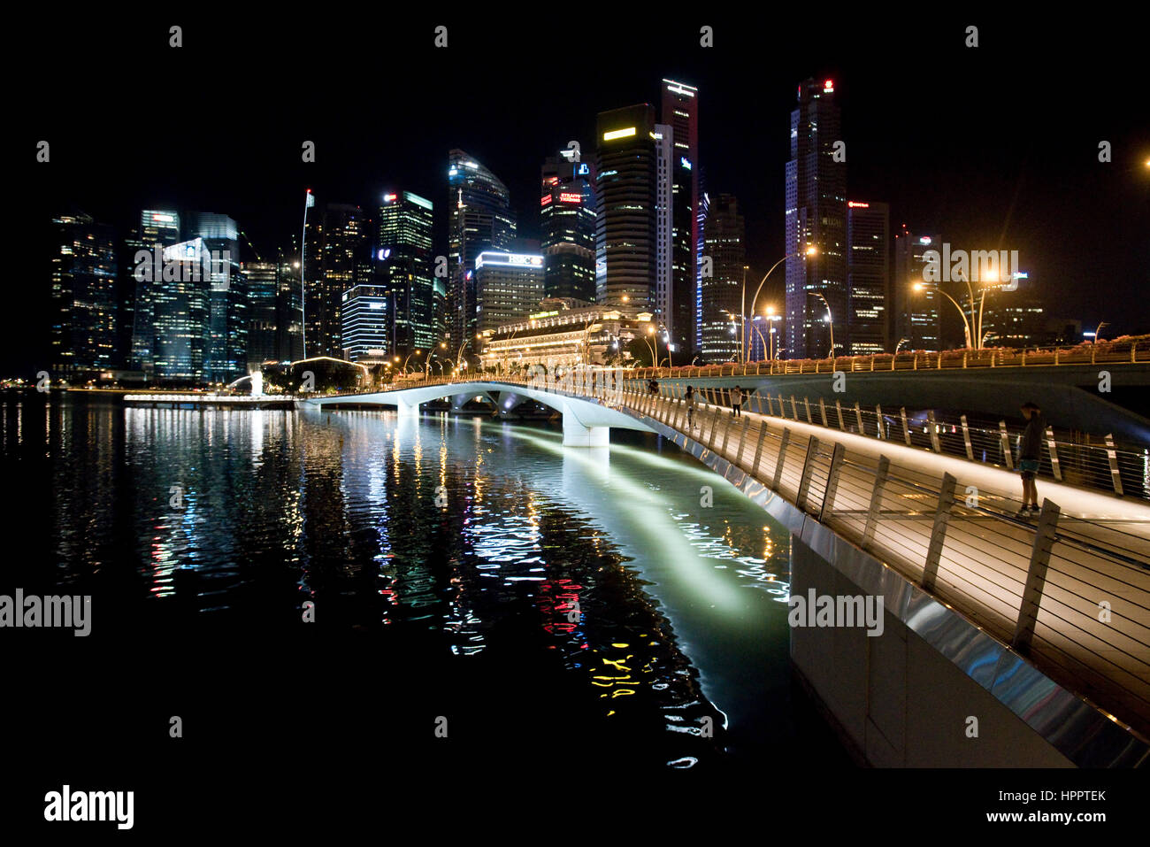 Un paisaje urbano, con vistas al jubileo foregroumd Bridge y el Distrito Central de Negocios antecedentes en Marina Bay en la noche. Foto de stock