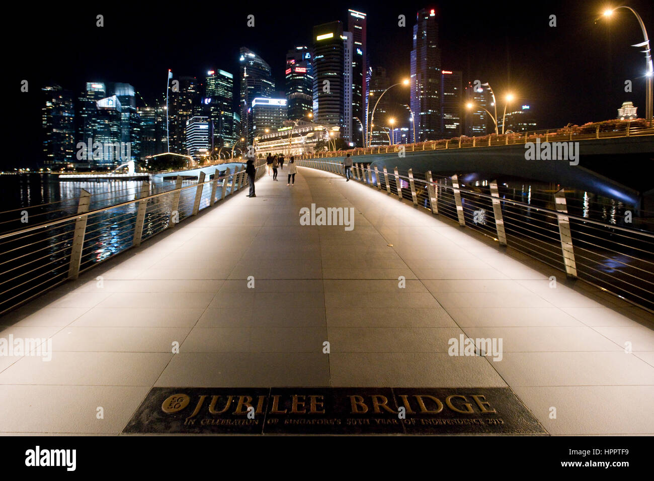Una ciudad scape vista con el Jubileo foregroumd Bridge y el Distrito Central de Negocios antecedentes en Marina Bay en la noche. Foto de stock