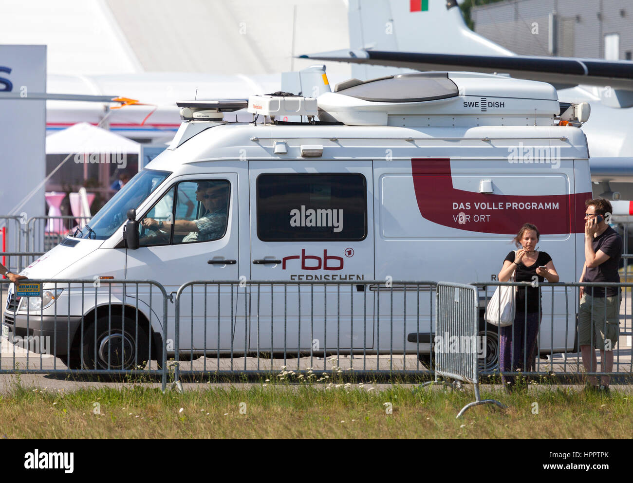 Berlín / Alemania - junio 3, 2016: coche de televisión de RBB (Rundfunk Berlin Brandenburg) impulsa en el aeropuerto de Berlín. Foto de stock