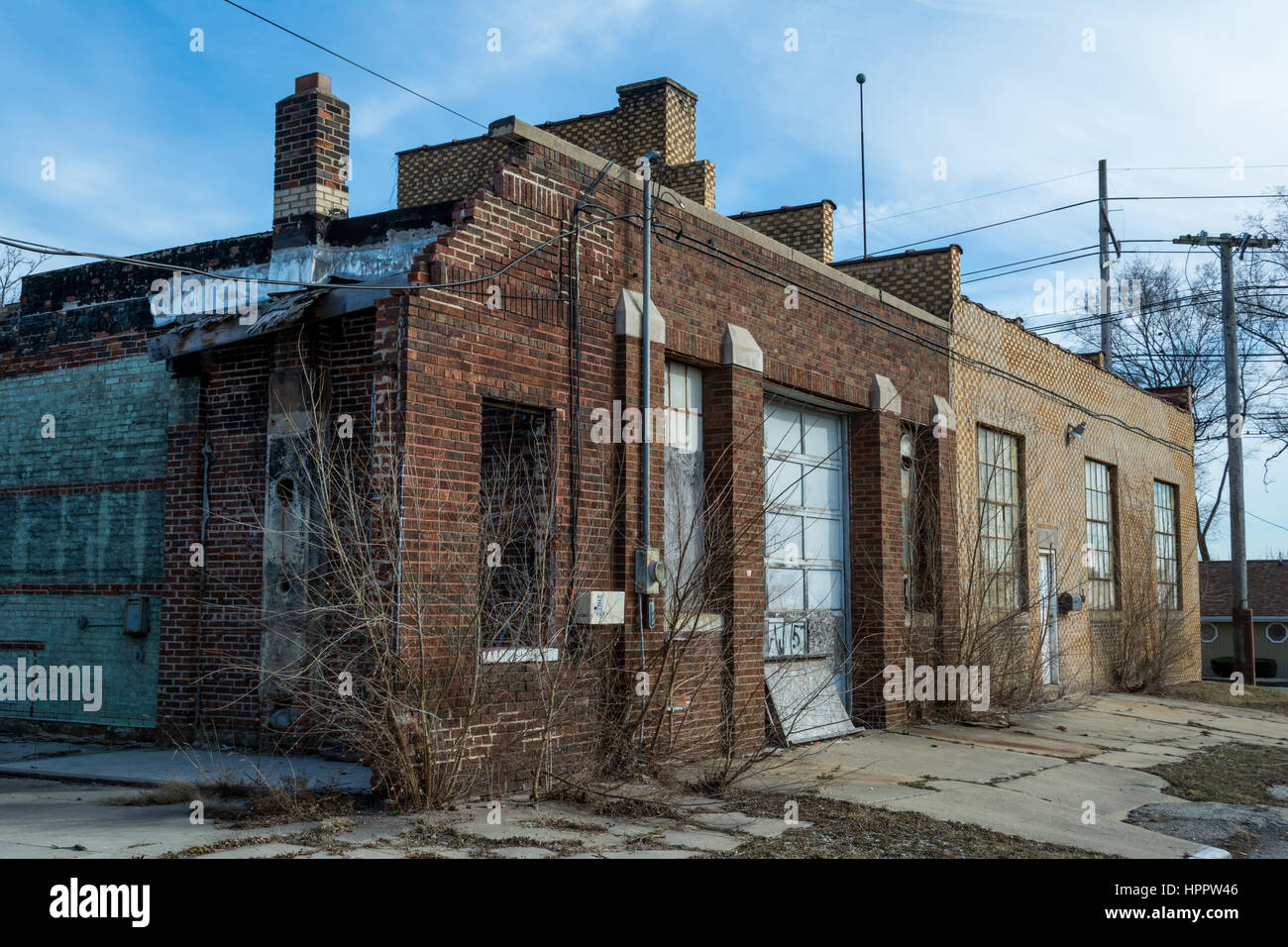 Antiguo edificio industrial abandonado en el medio oeste de Estados Unidos. Foto de stock