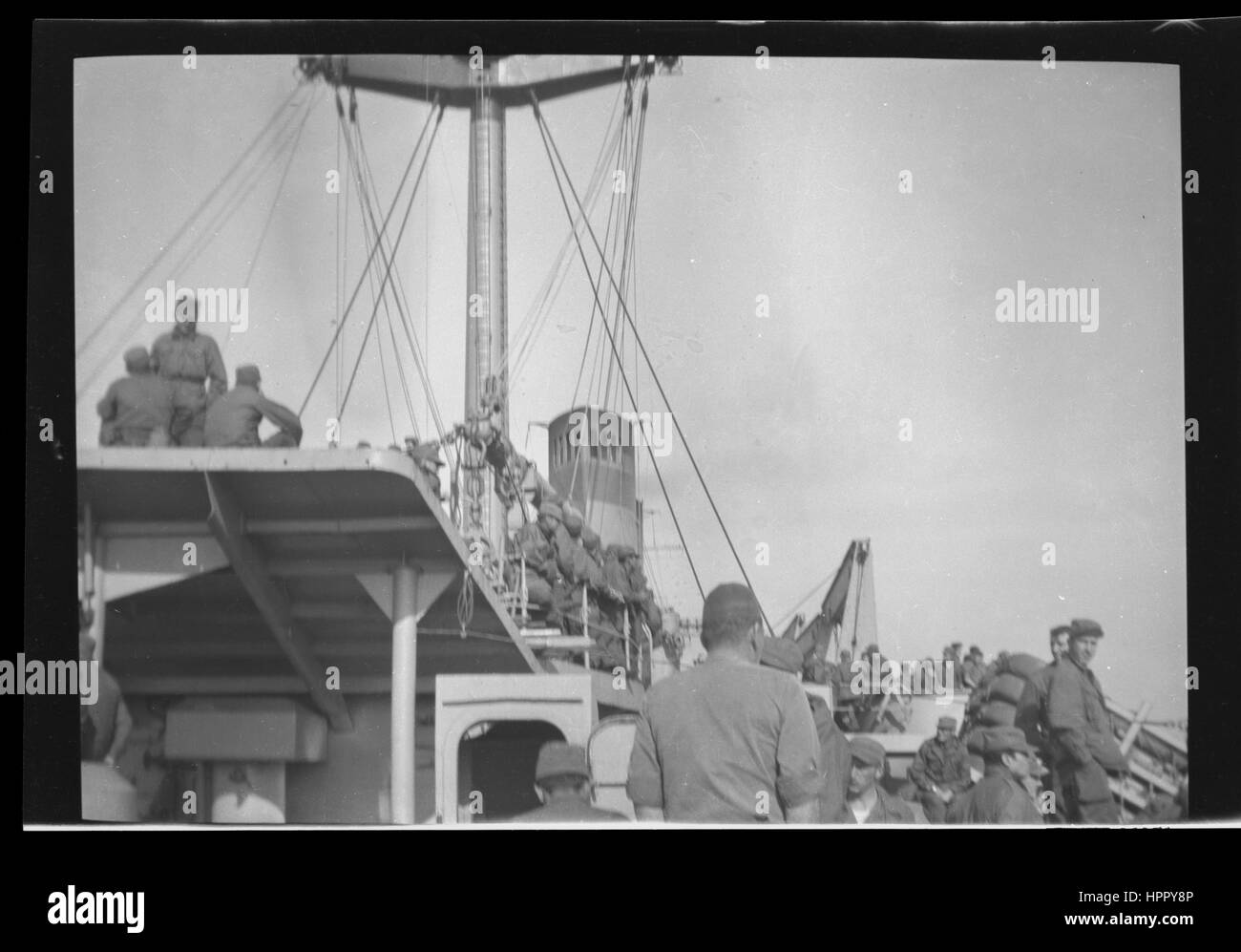 Los soldados americanos en un barco repleto durante la Guerra de Corea. Foto de stock