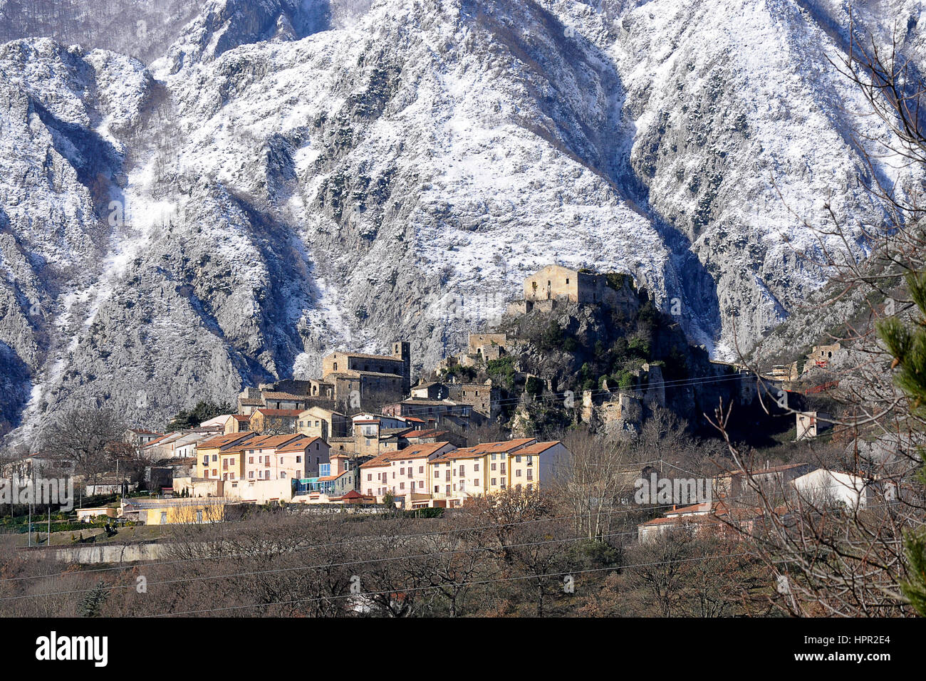 La aldea Rocchetta Alta en Molise (Italia) está prácticamente en ruinas. Algunas casas están siendo renovadas y son utilizados como casas de vacaciones. Foto de stock