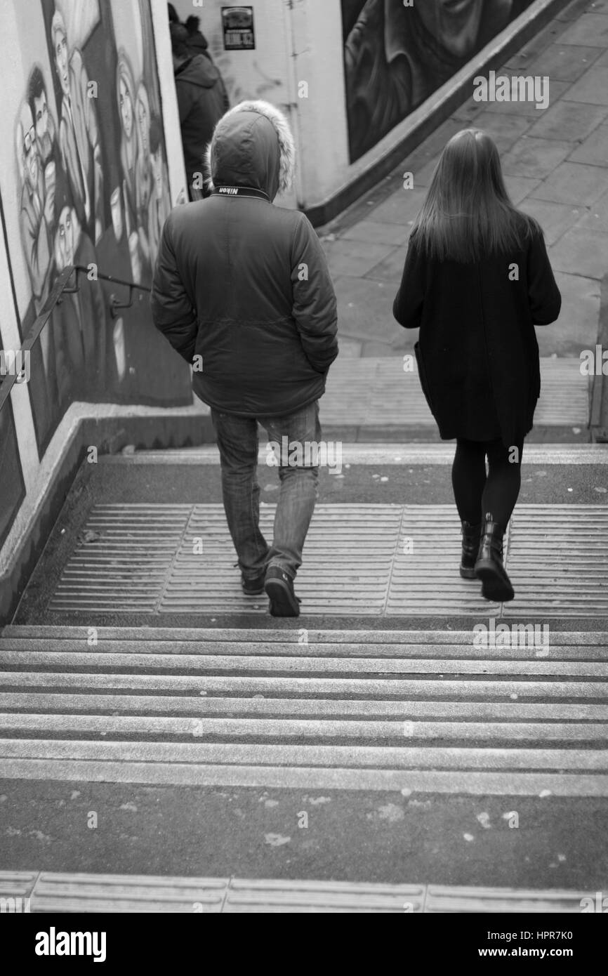 La fotografía de la calle dos personas caminando a destino Foto de stock