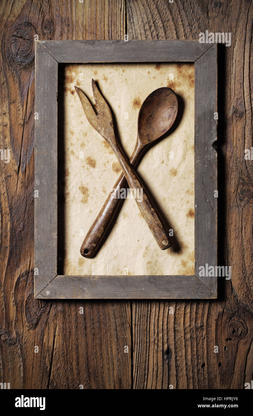 Tenedor y cuchara de madera cubierta enmarcada, menú Fotografía de stock -  Alamy
