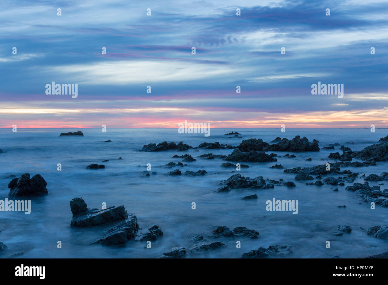 Kaikoura, Canterbury, Nueva Zelandia. Vistas al Océano Pacífico desde la costa rocosa en el alba. Foto de stock