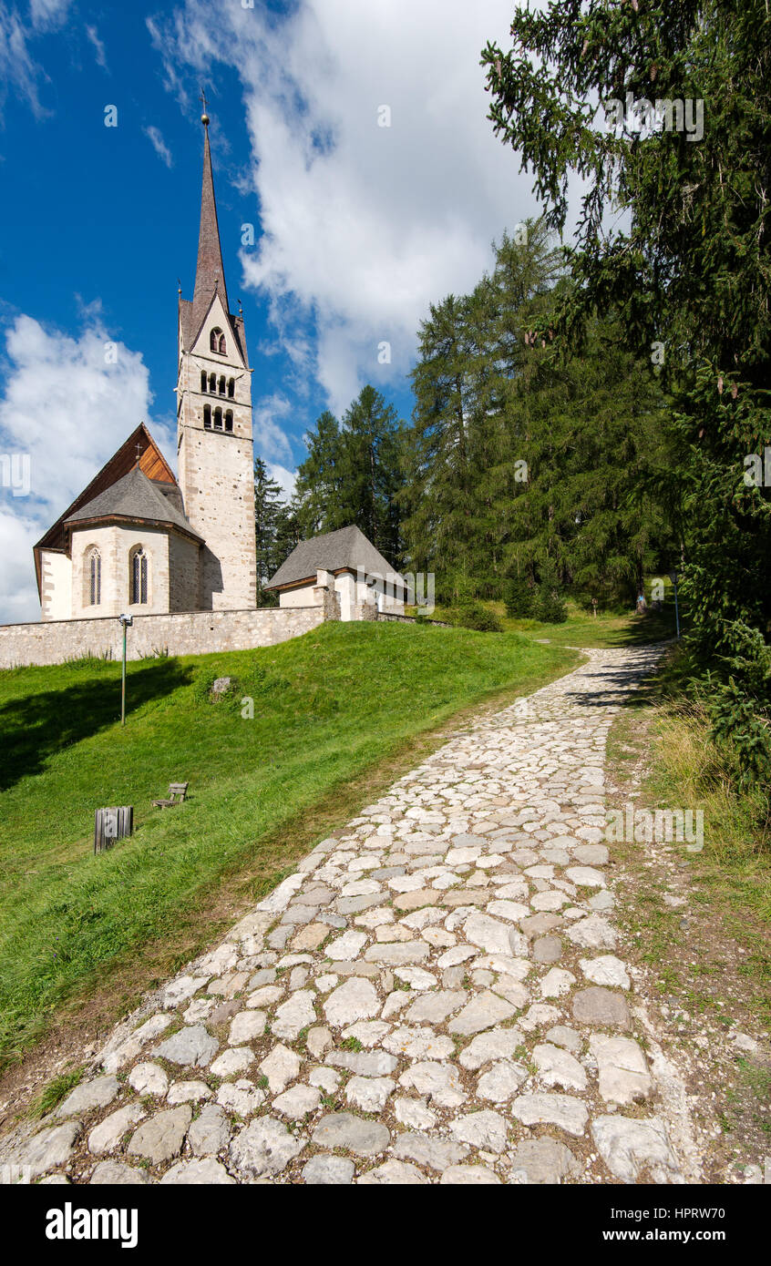 Ver iglesia Santa Juia en valle alpino de Vigo di Fassa Foto de stock