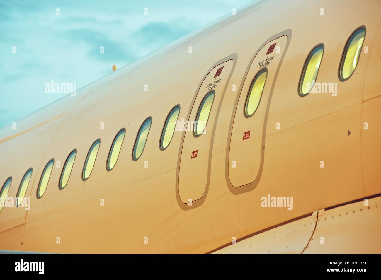 Ventanas del avión blanco con salida de emergencia Fotografía de stock